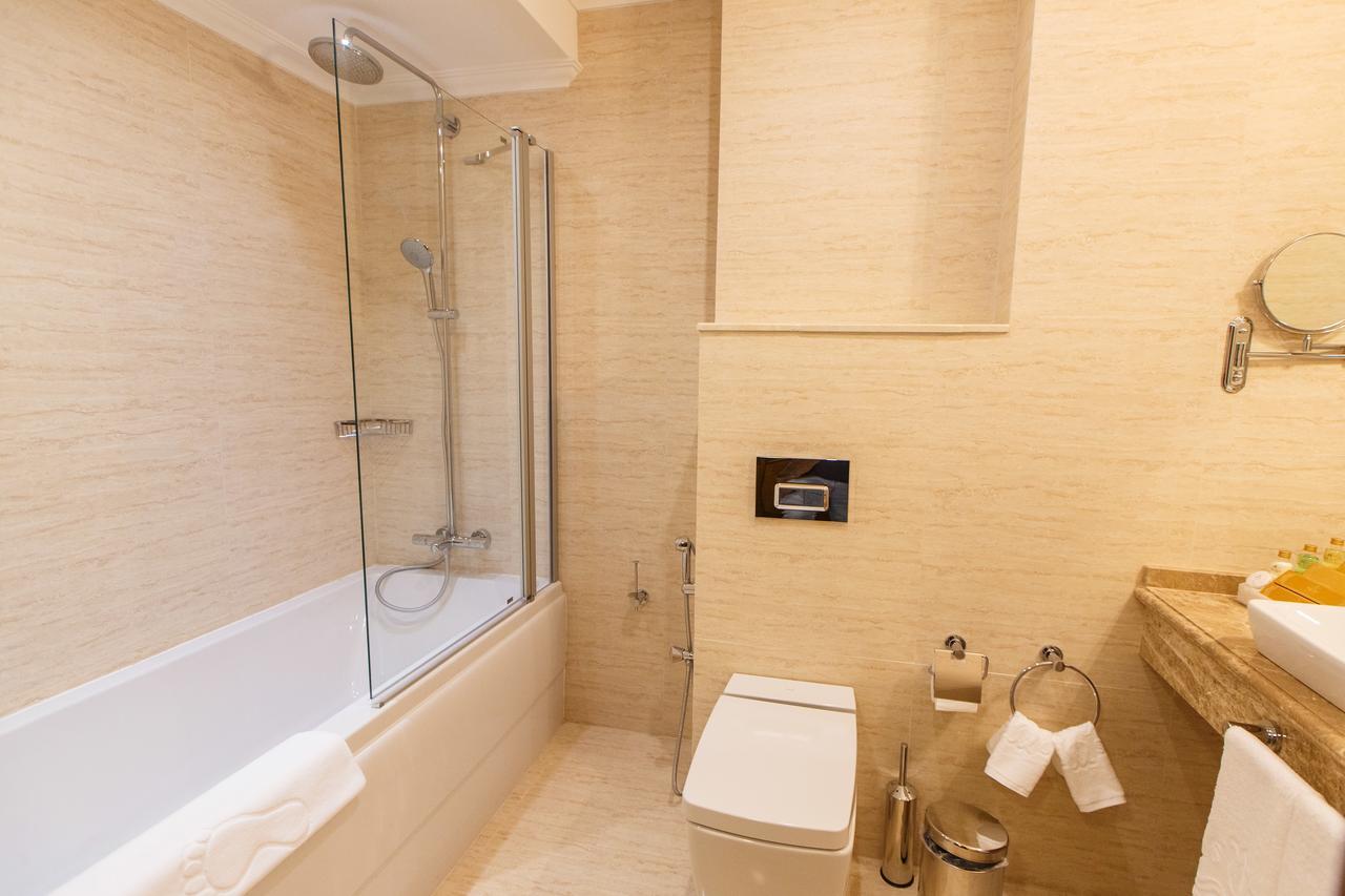 Sultan Palace Hotel Атырау Экстерьер фото Bathroom with shower screen