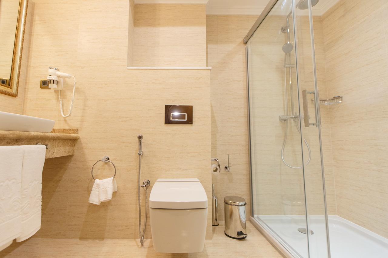 Sultan Palace Hotel Атырау Экстерьер фото A modern bathroom